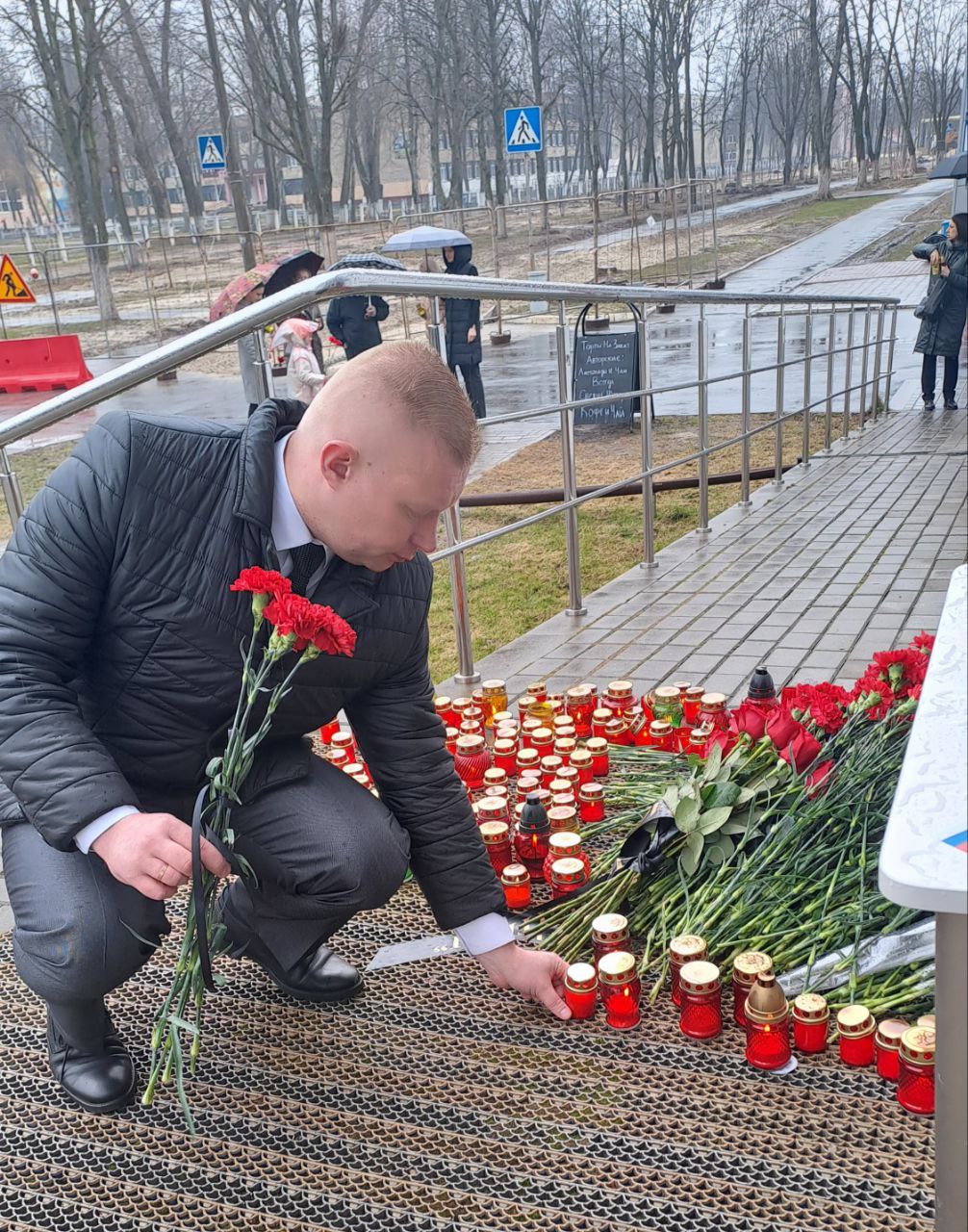 Возложение цветов у Русского дома | ГОМЕЛЬСКИЙ ГОСУДАРСТВЕННЫЙ КОЛЛЕДЖ  ТРАНСПОРТА И ТРАНСПОРТНЫХ КОММУНИКАЦИЙ